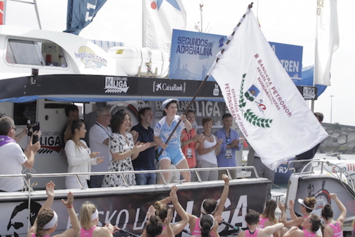 San Juango arraunlariak, banderarekin. (Aritz LOIOLA/FOKU)