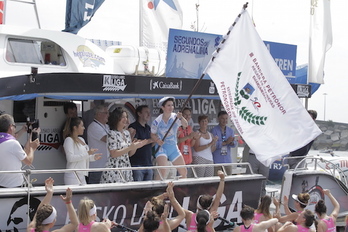 San Juango arraunlariak, banderarekin. (Aritz LOIOLA/FOKU)