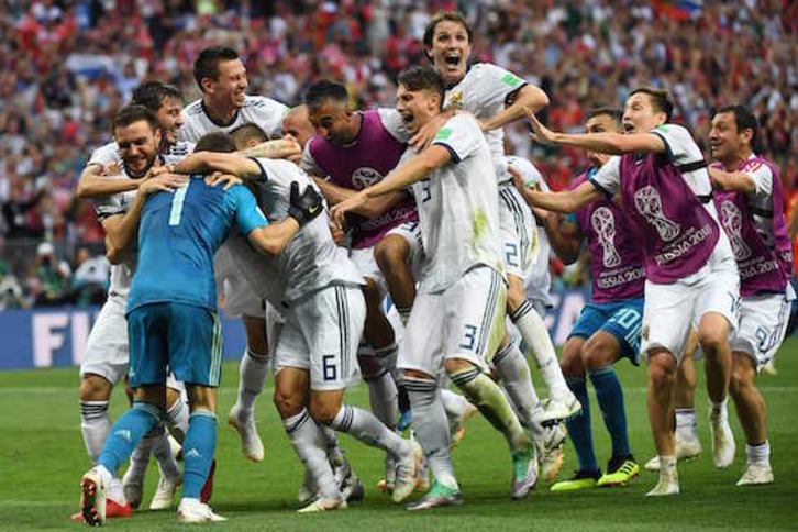 Los jugadores rusos celebran el pase a cuartos. (Yuri CORTEZ/AFP)