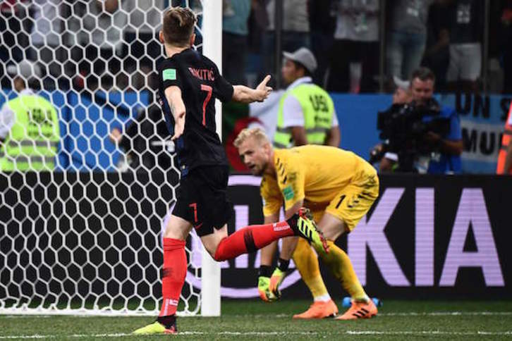 Rakitic, neurketa erabaki duen gola sartu osteko ospakizunetan. (Johaness EISELE/AFP)