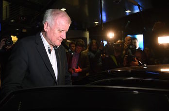 Seehofer, a la salida de un encuentro de su partido con la CDU de Merkel. (Christof STACHE/AFP)