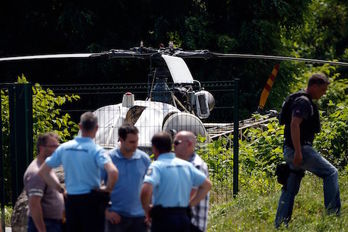 El helicóptero empleado para la fuga fue abandonado cerca de París. (Geoffroy VAN DER HASSELT/AFP)