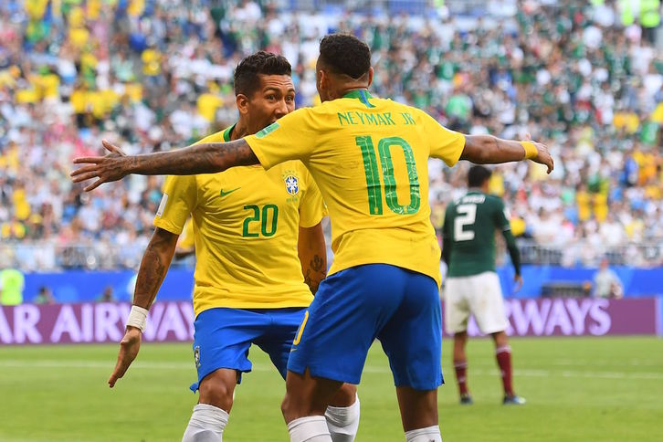 Firmino y Neymar celebran el gol del primero en el minuto 88. (Manan VATSYAYANA / AFP)
