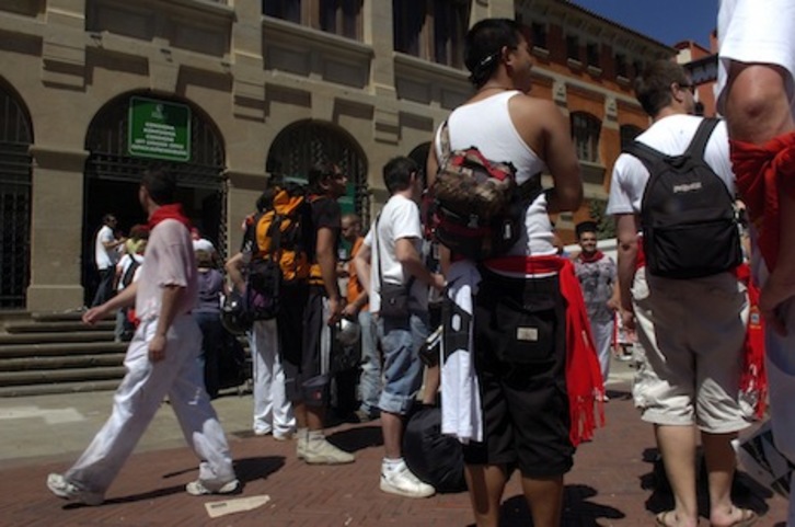 Personas esperando a dejar sus bultos en la consigna de equipajes en sanfermines.