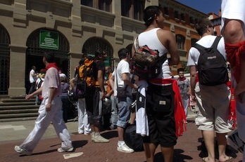 Personas esperando a dejar sus bultos en la consigna de equipajes en sanfermines.