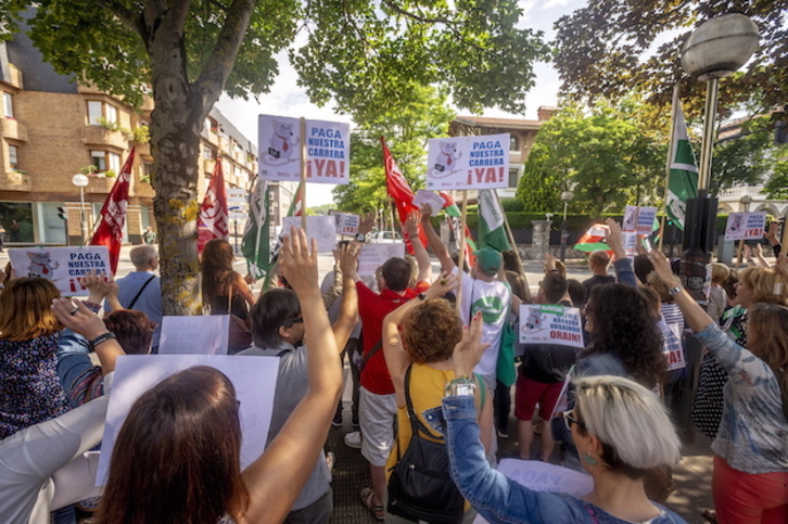 Protesta sindical frente a la reunión de la Mesa Sectorial. (Jaizki FONTANEDA / FOKU)