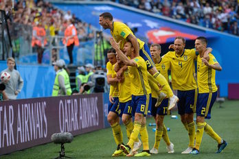 Los jugadores suecos celebran el gol que les ha dado la clasifiación a cuartos. (Olga MALTSEVA / AFP)