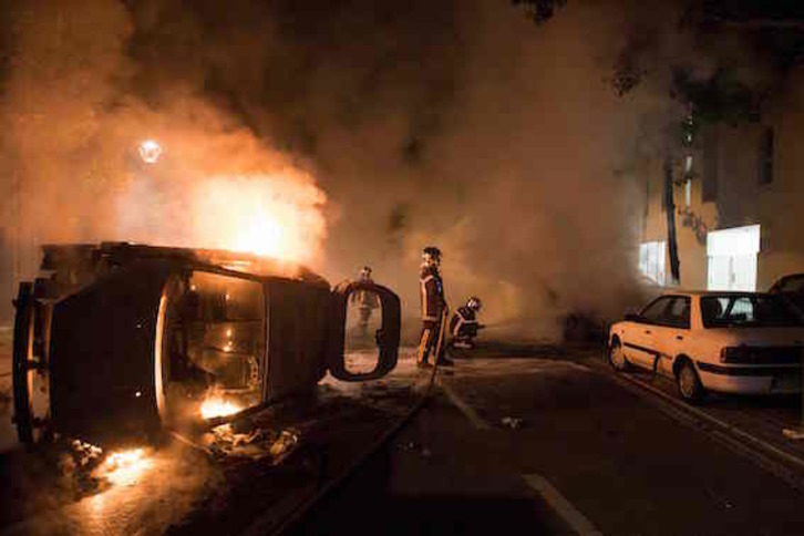 Diversos vehículos fueron calcinados en los disturbios. (Sebastien SALOM GOMIS/AFP)