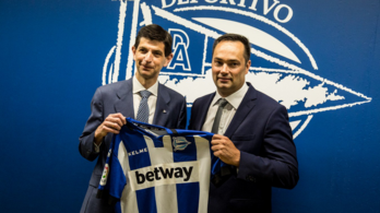 Betway será la marca que lucirá en la camiseta albiazul durante las dos próximas campañas. (@Alaves)