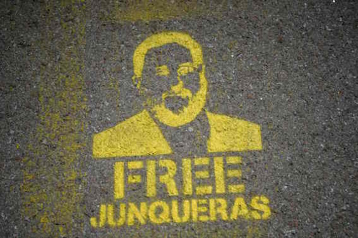 Un grafiti reclama la libertad de Junqueras en las inmediaciones de la cárcel de Lledoners. (Josep LAGO/AFP)