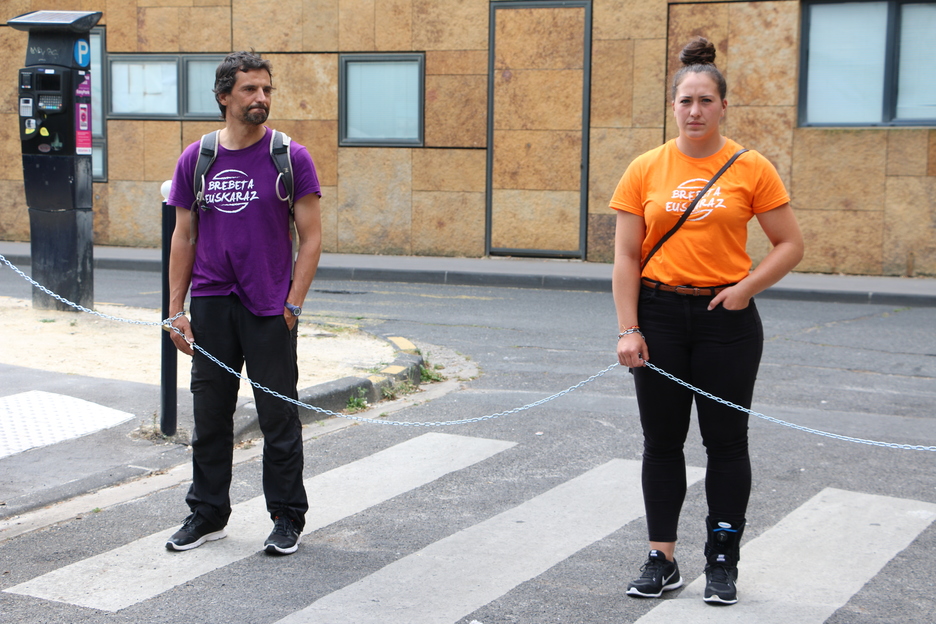 Arratsaldeko ordu bata aldera, poliziek kateak hautsi dizkiete manifestariei. © Iurre BIDEGAIN