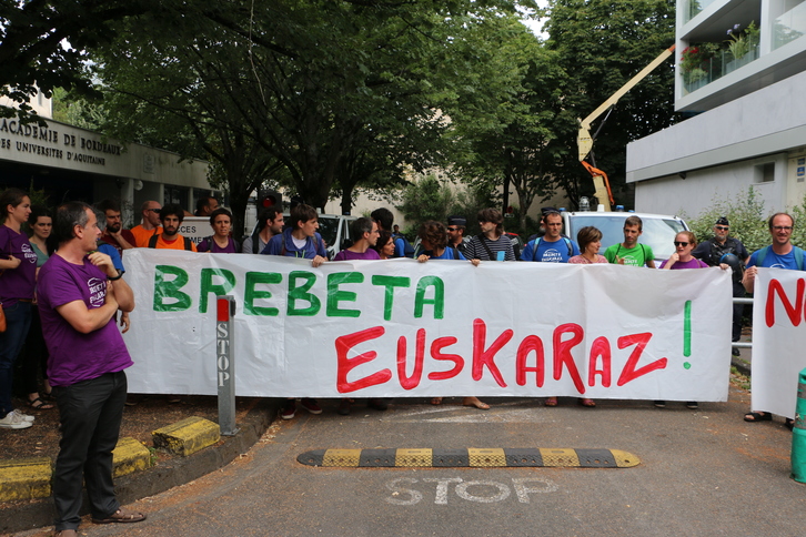 Bordelera eraman zuen Seaskak joan zen astean bere aldarrikapena . (Iurre BIDEGAIN)