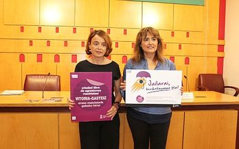 Gasteizko Berdintasuneko zinegotzi Jaione Agirrek eta zerbitzuko buru Mireia Espiauk Andra Maria Zuriaren jaietarako diseinatutako kanpaina aurkeztu dute. (GASTEIZ)