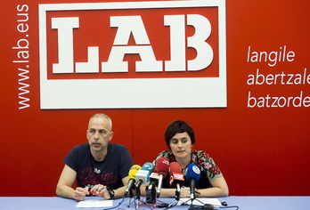 Garbiñe Aranburu ha comparecido junto al secretario de Acción Sindical y Negociación Colectiva de LAB, Xabier Ugartemendia. (LUIS JAUREGIALTZO / FOKU)   