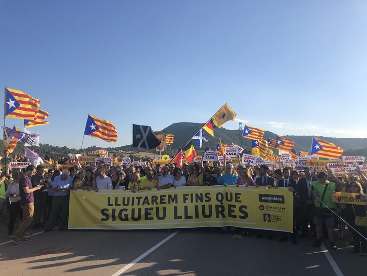 «Lucharemos hasta que seáis libres», han reclamado frente a las prisiones catalanas. (@assemblea)