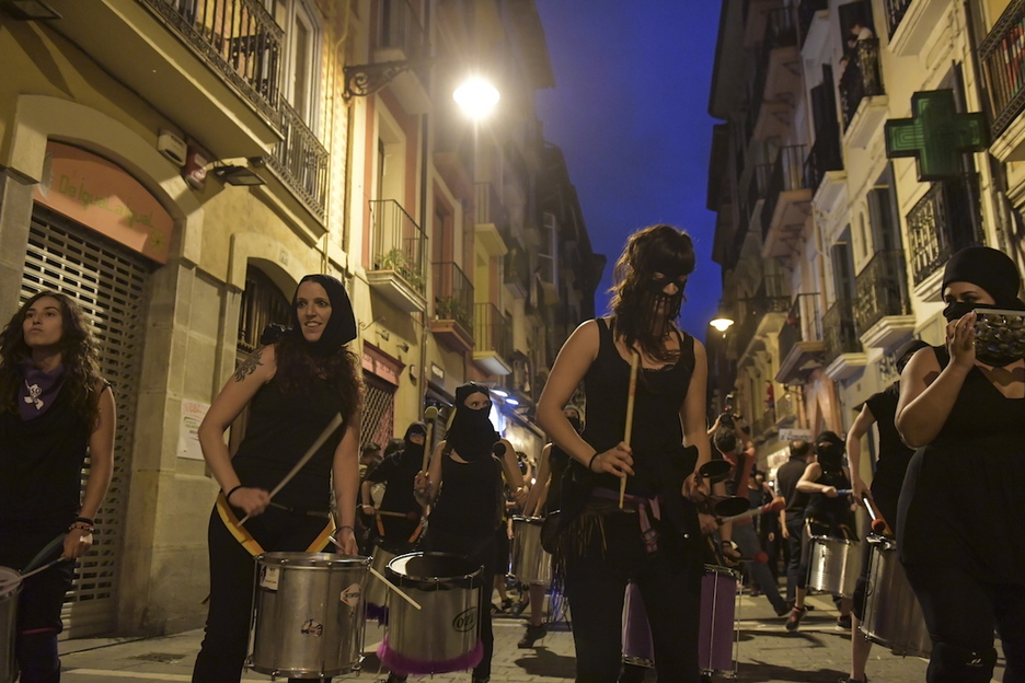 Una batucada abrió la marcha. (Idoia ZABALETA.FOKU)