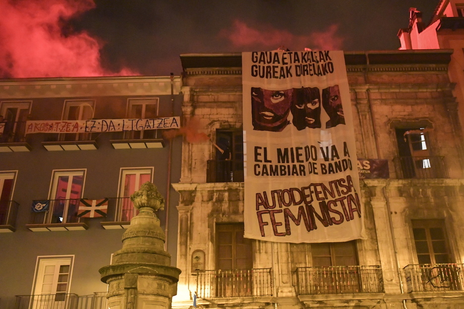 Diversas pancartas arroparon la marcha.(Idoia ZABALETA.FOKU)