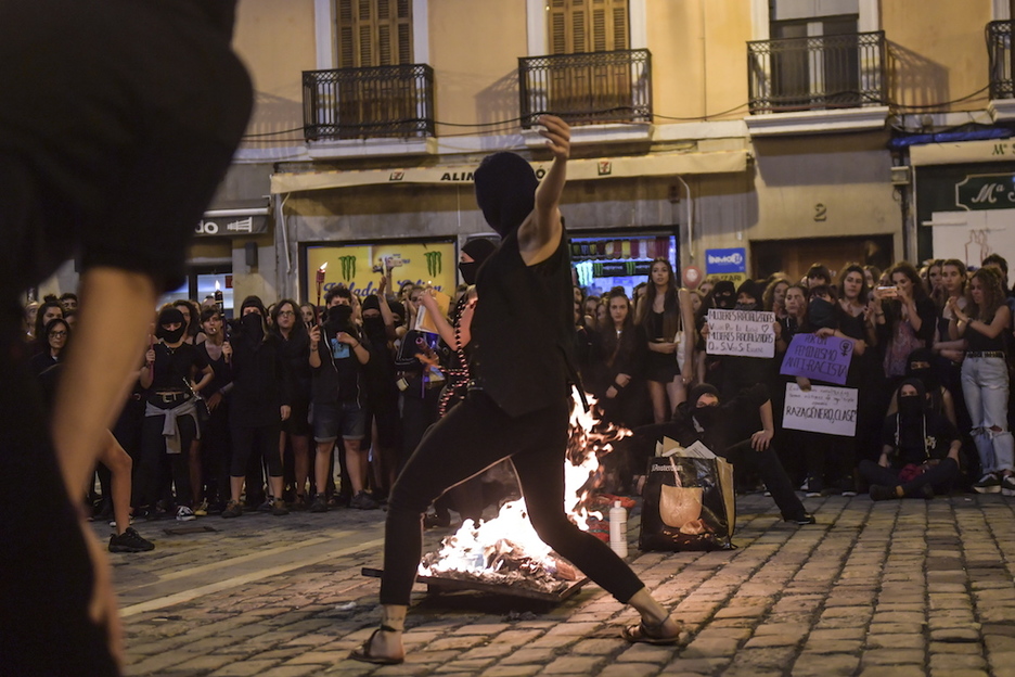 Muchas mujeres, todas de negro, participaron en la cita.(Idoia ZABALETA.FOKU)