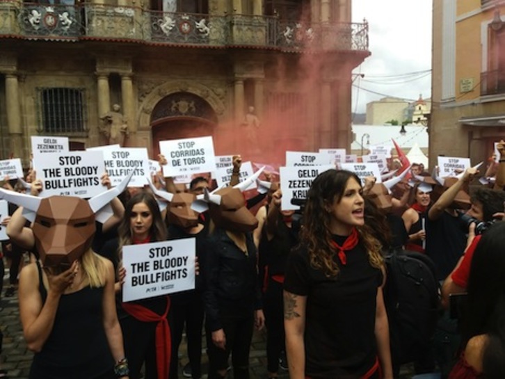 Imagen de una protesta antitaurina en la plaza Consistorial de Iruñea. (Ibai AZPARREN)