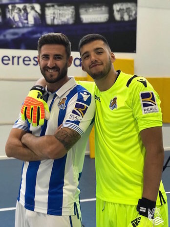 Navas y Rulli posan con las nuevas equipaciones. (@RealSociedad)