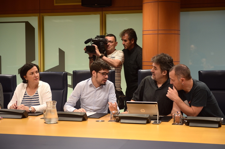 Parlamentarios de Elkarrekin Podemos y EH Bildu, en la Ponencia de Autogobierno. (FOKU)