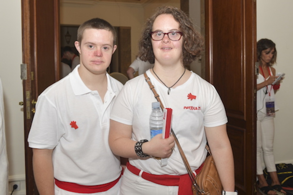 Ibai Ganuza y Leire Zabalza, en nombre de Motxila 21, han sido los encargados de dar el pistoletazo de inicio a la fiesta. (Idoia ZABALETA/FOKU)