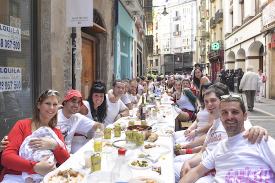 No hay quien aguante tanta fiesta sin tomar antes fuerzas. (Idoia ZABALETA/FOKU)