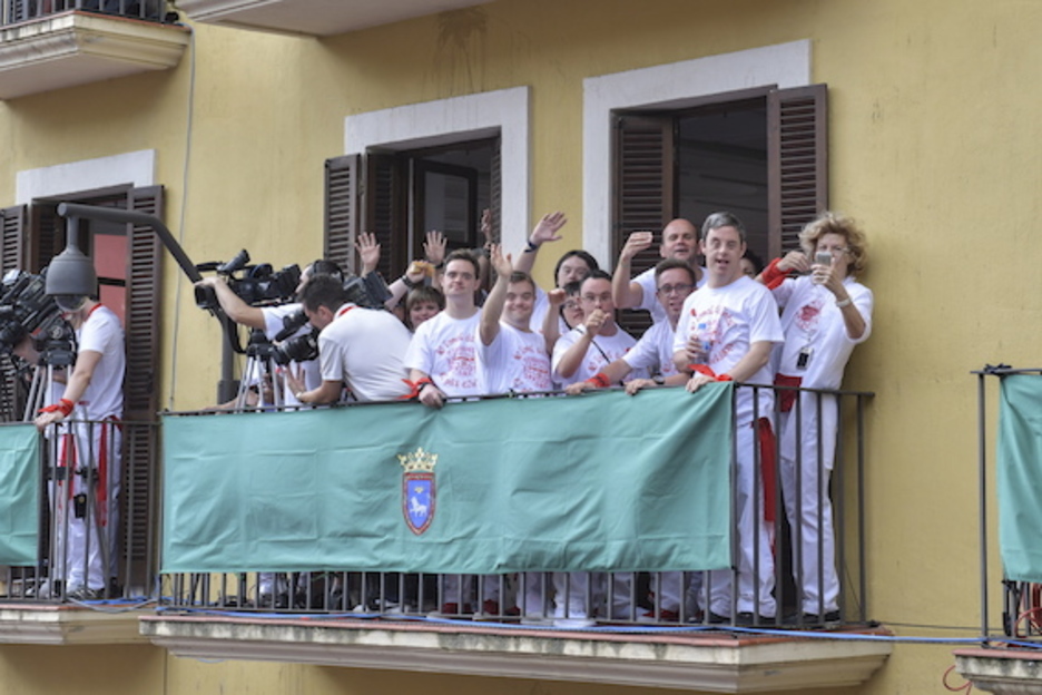 Los integrantes de Motxila 21 han seguido con gran emoción el txupinazo. (Idoia ZABALETA/FOKU)