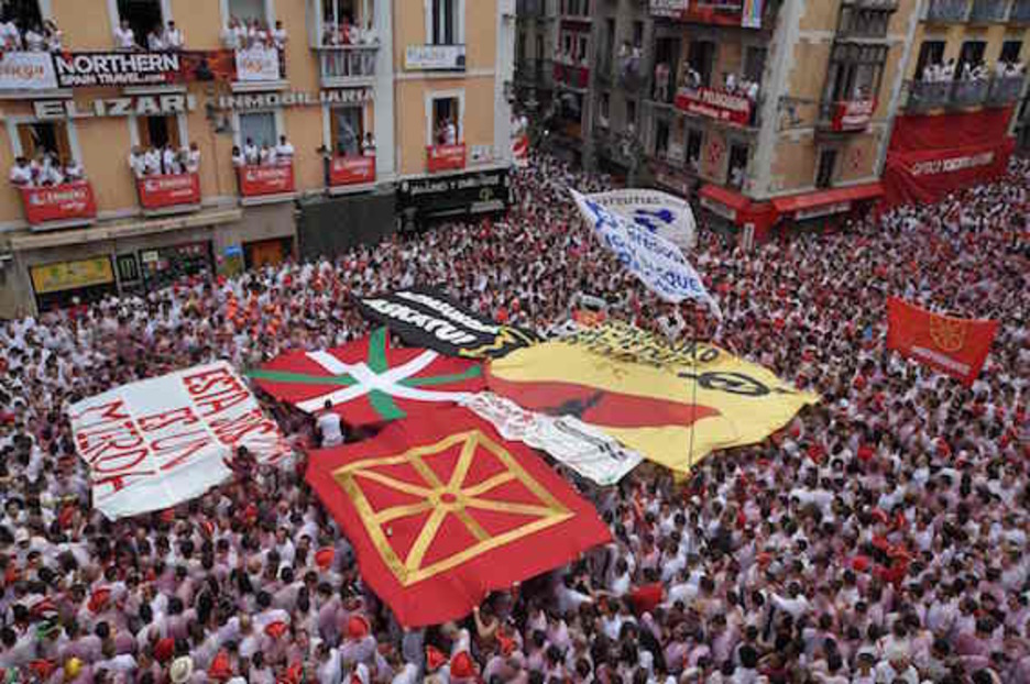 Fiesta y reivindicación, siempre de la mano en la plaza consistorial. (José JORDÁN/AFP)
