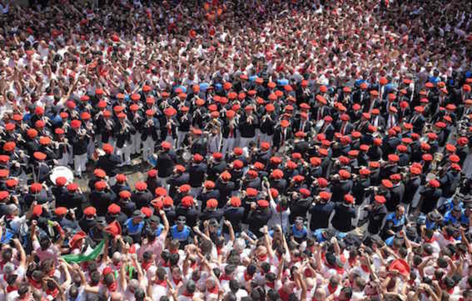 Los gaiteros han puesto a saltar a toda la plaza un año más. (José JORDÁN/AFP)