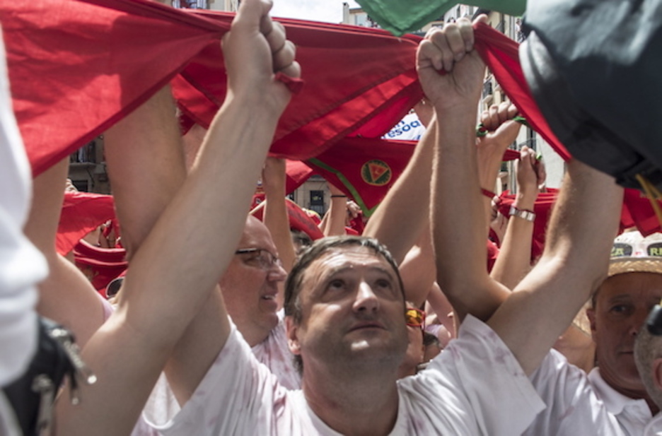 Aguardando el momento de ponerse el «pañuelico». (Jagoba MANTEROLA/FOKU)