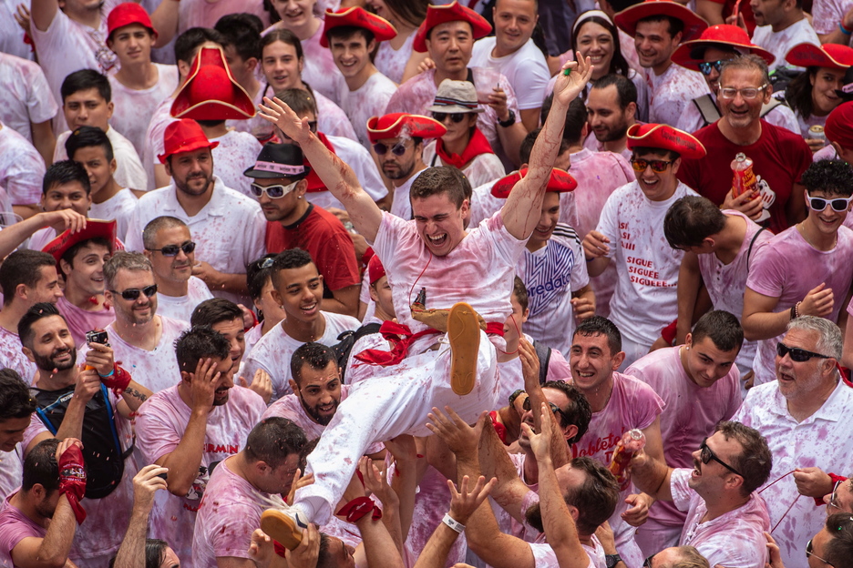 Festejando por todo lo alto. (FOKU)