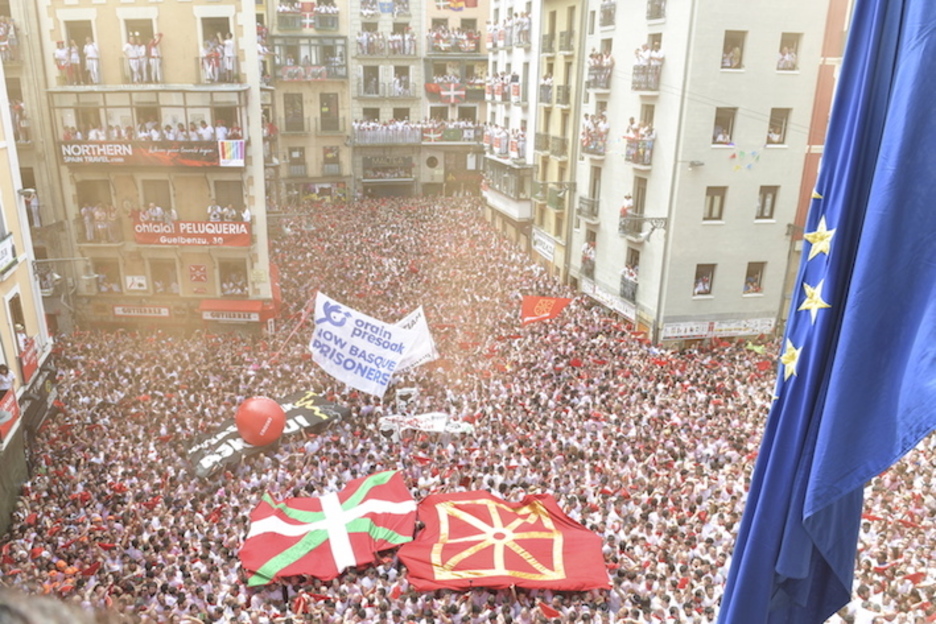 Vista de la plaza desde el balcón consistorial. (Idoia ZABALETA/FOKU)