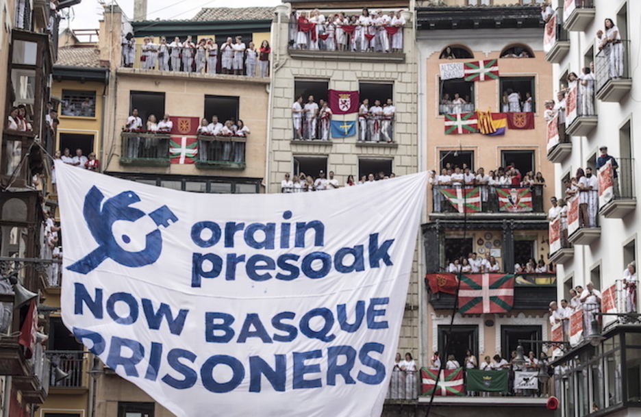 Pancarta por los presos. (Jagoba MANTEROLA/FOKU)
