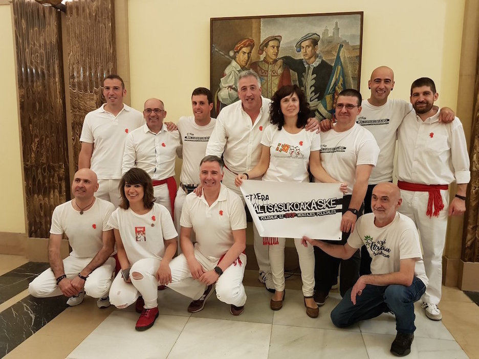 Los familiares de los jóvenes de Altsasu, con el alcalde. (@Altsasugurasoak)