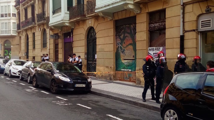 Ertzainas en el exterior del local de la calle Aldamar. (@DonostiakoIA)