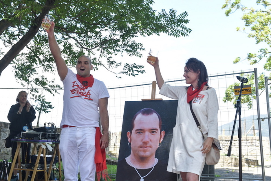 Recuerdo a Xabier Rey en el brindis por los derechos de los presos. (Idoia ZABALETA/FOKU)