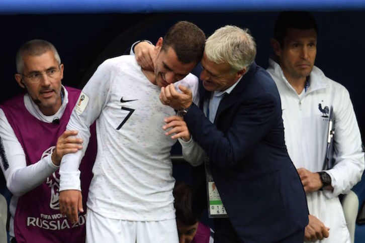 Deschamps felicita a Griezmann, líder de esta Francia sobre el césped. ( KIRILL KUDRYAVTSEV / AFP)