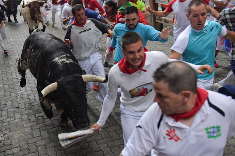 Korrikalari ugari erori dira zorua bustia zegoela eta. (Idoia ZABALETA/FOKU) Korrikalari ugari erori dira zorua bustia zegoela eta. (Idoia ZABALETA/FOKU)