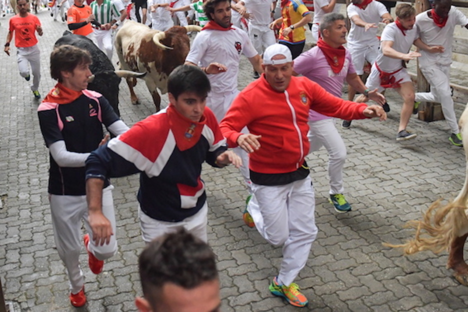 Larunbata eta San Fermin eguna izanagatik, ez da betekada jasangaitzik egon entzierroan. (Idoia ZABALETA/FOKU) Larunbata eta San Fermin eguna izanagatik, ez da betekada jasangaitzik egon entzierroan. (Idoia ZABALETA/FOKU)