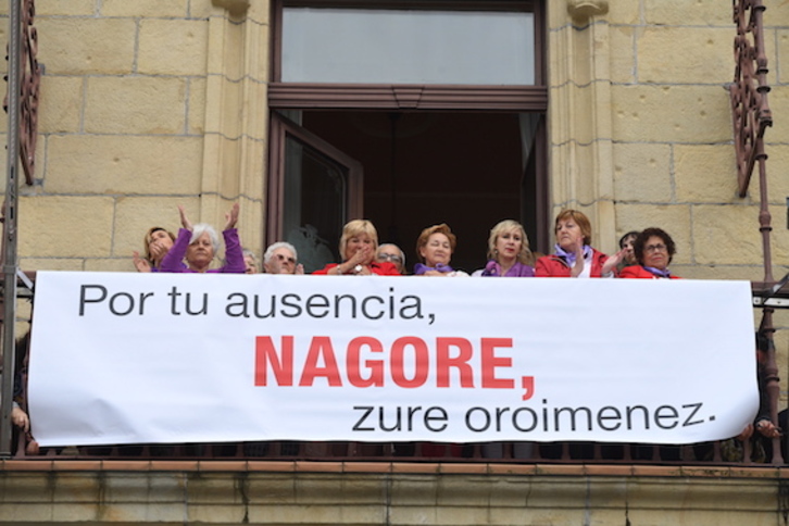 La balconada del Ayuntamiento de Irun, con la pancarta. (Jon URBE/FOKU)