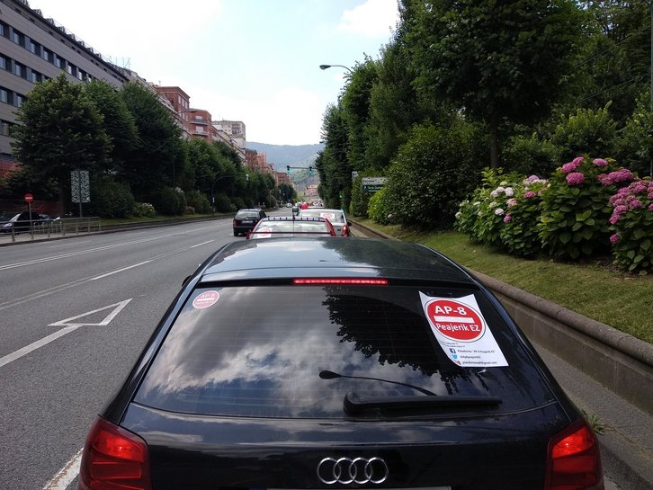 Parte de la caravana, poco antes de llegar a San Mamés. (@Ap8peajerikEZ)