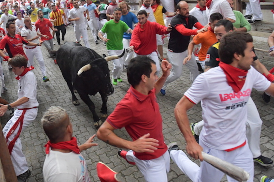 Adarkatu bat izan da lehen entzierroan. (Idoia ZABALETA/FOKU)