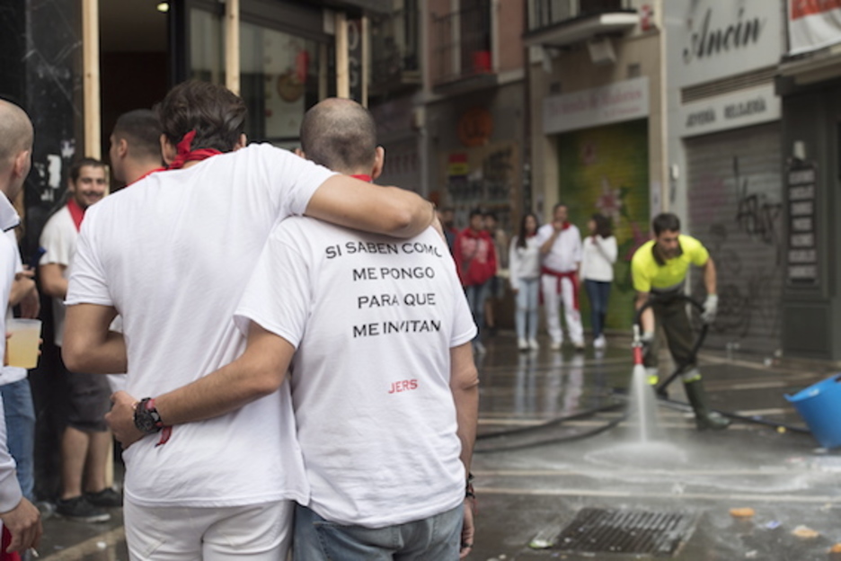 Batzuk lanean eta beste batzuk etxeratu gabe. (Juan Carlos RUIZ/FOKU)