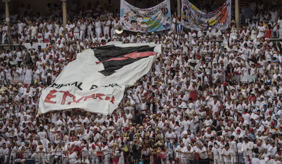 Presoak etxeratzearen aldeko aldarria zezen plazan. (Jagoba MANTEROLA/FOKU)