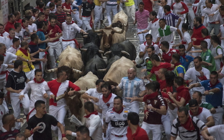 La manada se ha roto en lo alto de la cuesta de Santo Domingo. (Andoni CANELLADA/FOKU) La manada se ha roto en lo alto de la cuesta de Santo Domingo. (Andoni CANELLADA/FOKU)