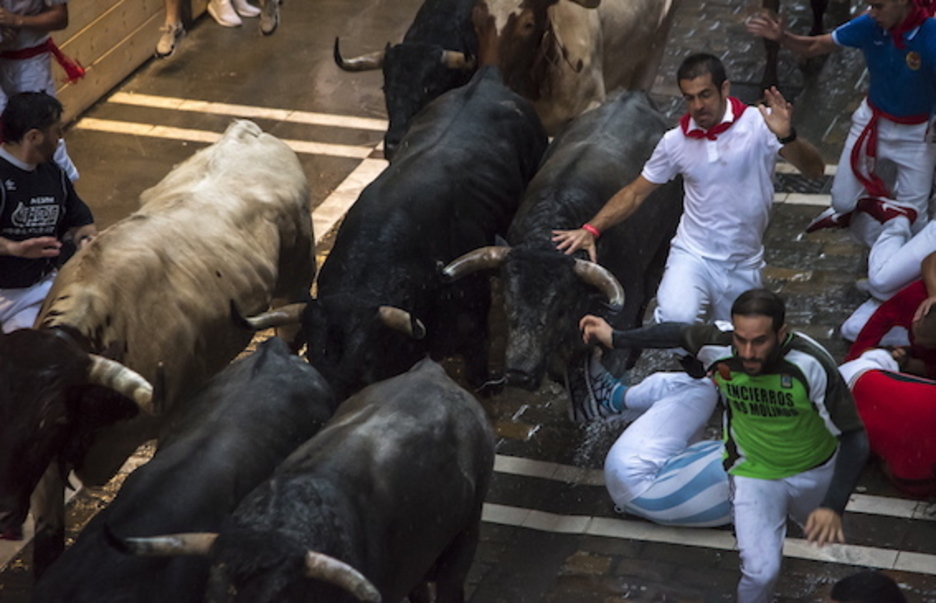 El suelo mojado ha provocado la caída de varios mozos. (Andoni CANELLADA/FOKU) El suelo mojado ha provocado la caída de varios mozos. (Andoni CANELLADA/FOKU)