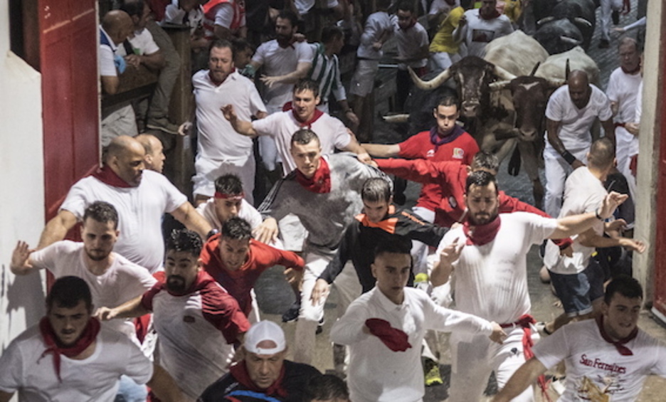 Se ha producido una pequeña montonera en la entrada de la plaza, pero sin consecuencias. (Jagoba MANTEROLA/FOKU) Se ha producido una pequeña montonera en la entrada de la plaza, pero sin consecuencias. (Jagoba MANTEROLA/FOKU)