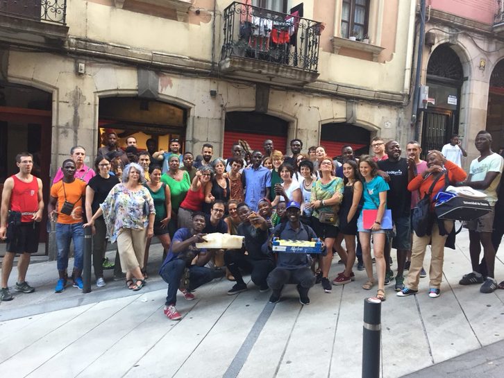 Última cena organizada anoche por Ongi Etorri Errefuxiatuak con personas migrantes en Bilbo.