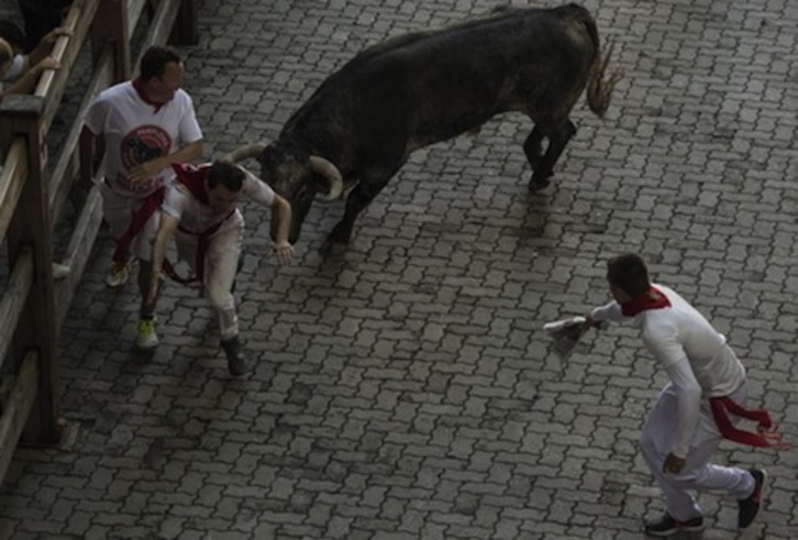 Un corredor escapa de un astado que se ha fijado en él. (Jagoba MANTEROLA/FOKU)